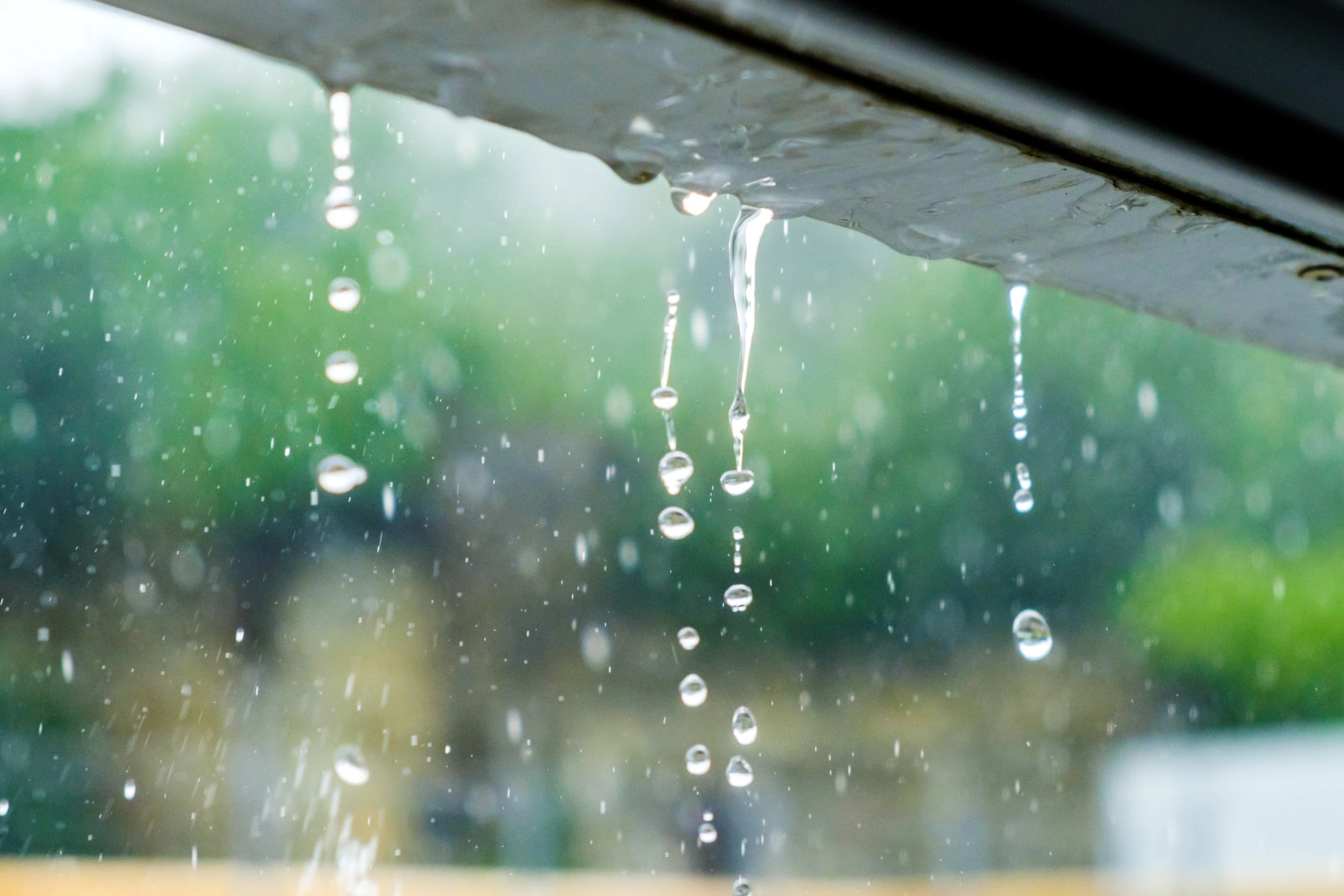 屋根から雨が滴る様子