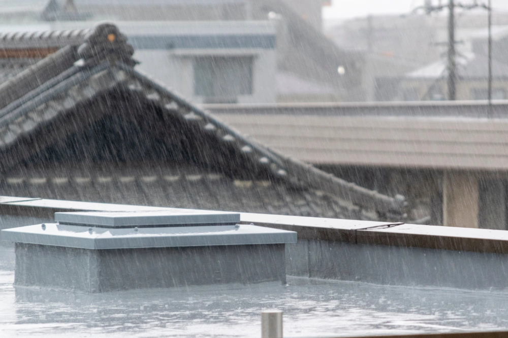 雨で水が溜まった屋上